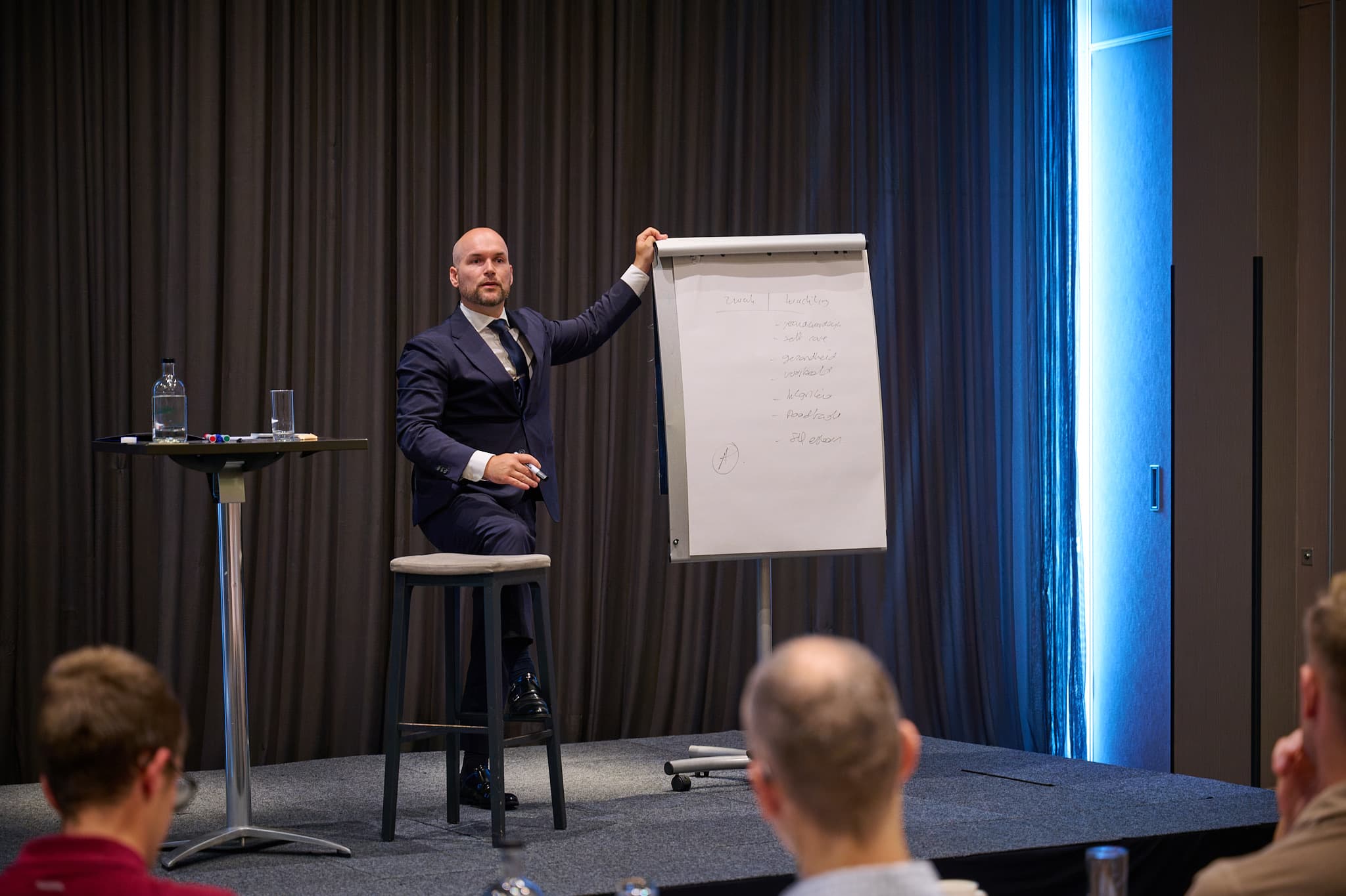 Nick presenteert bij een flipover tijdens een trainingsdag